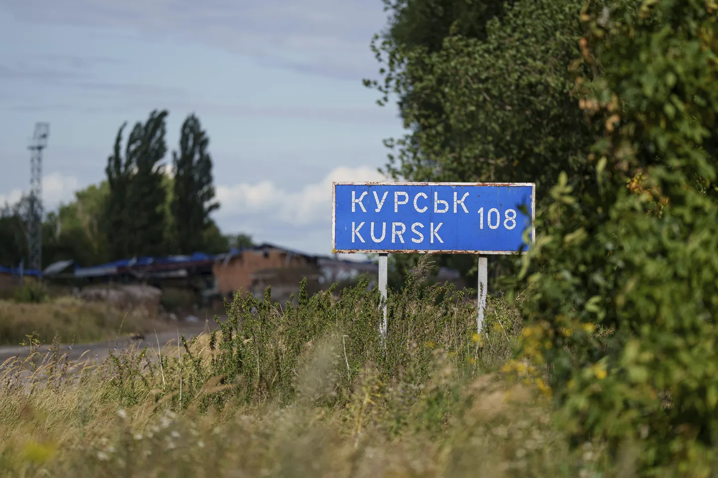 Liiklusmärk kirjaga «Kursk 108 km» on nähtav Venemaa-Ukraina piiril Sumõ oblastis Ukrainas teisipäeval, 13. augustil 2024.