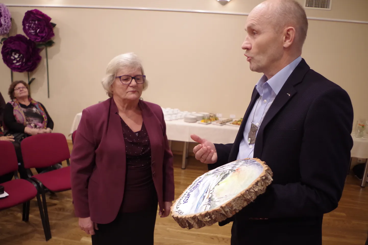 Karilatsi külavanem Maie Asur saab Põlvamaa liikumise Kodukant juhilt Ahti Bleivelt üle Põlvamaa aasta küla tiitli.