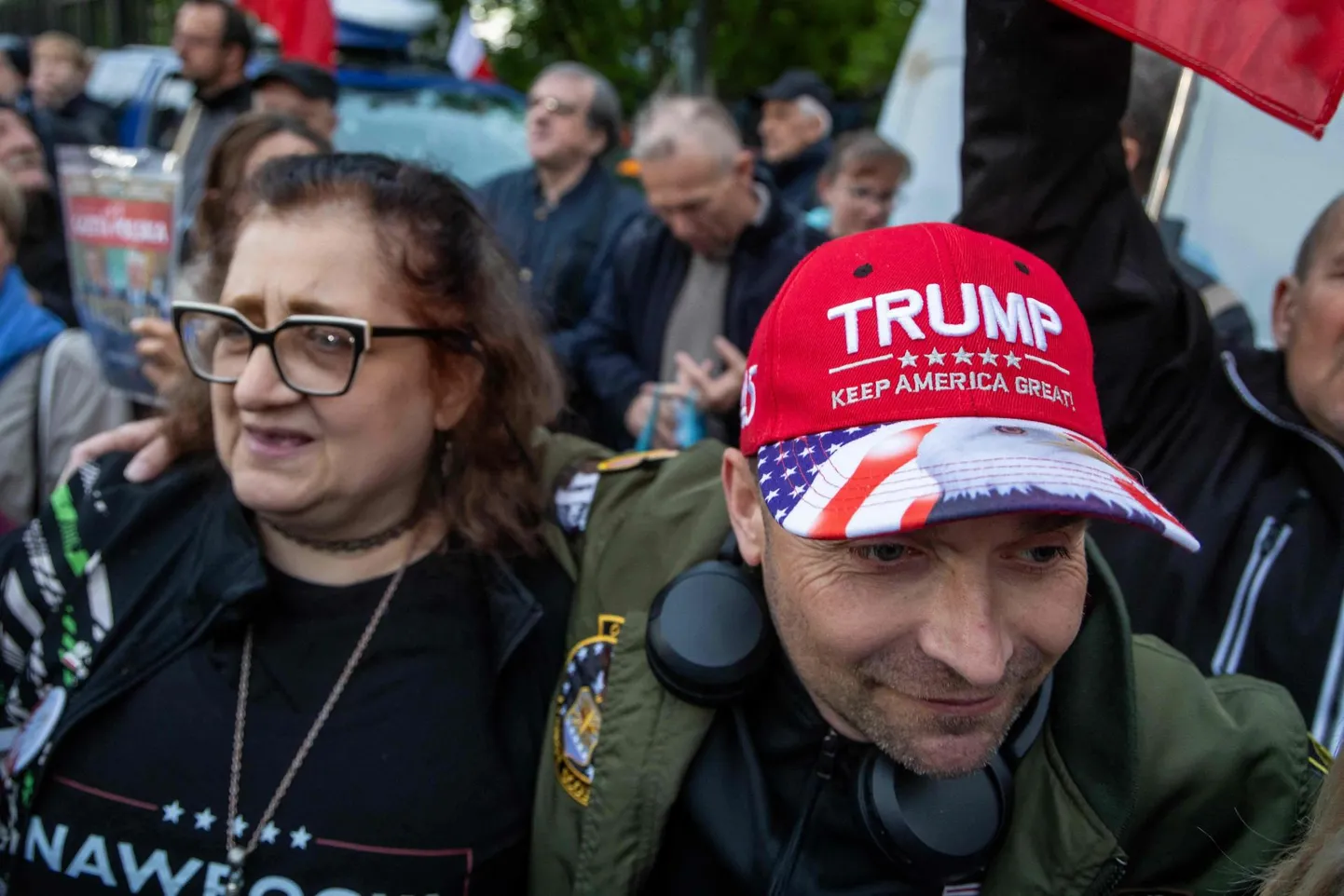 Nawrocki toetajad president Trumpi fännimütsiga.