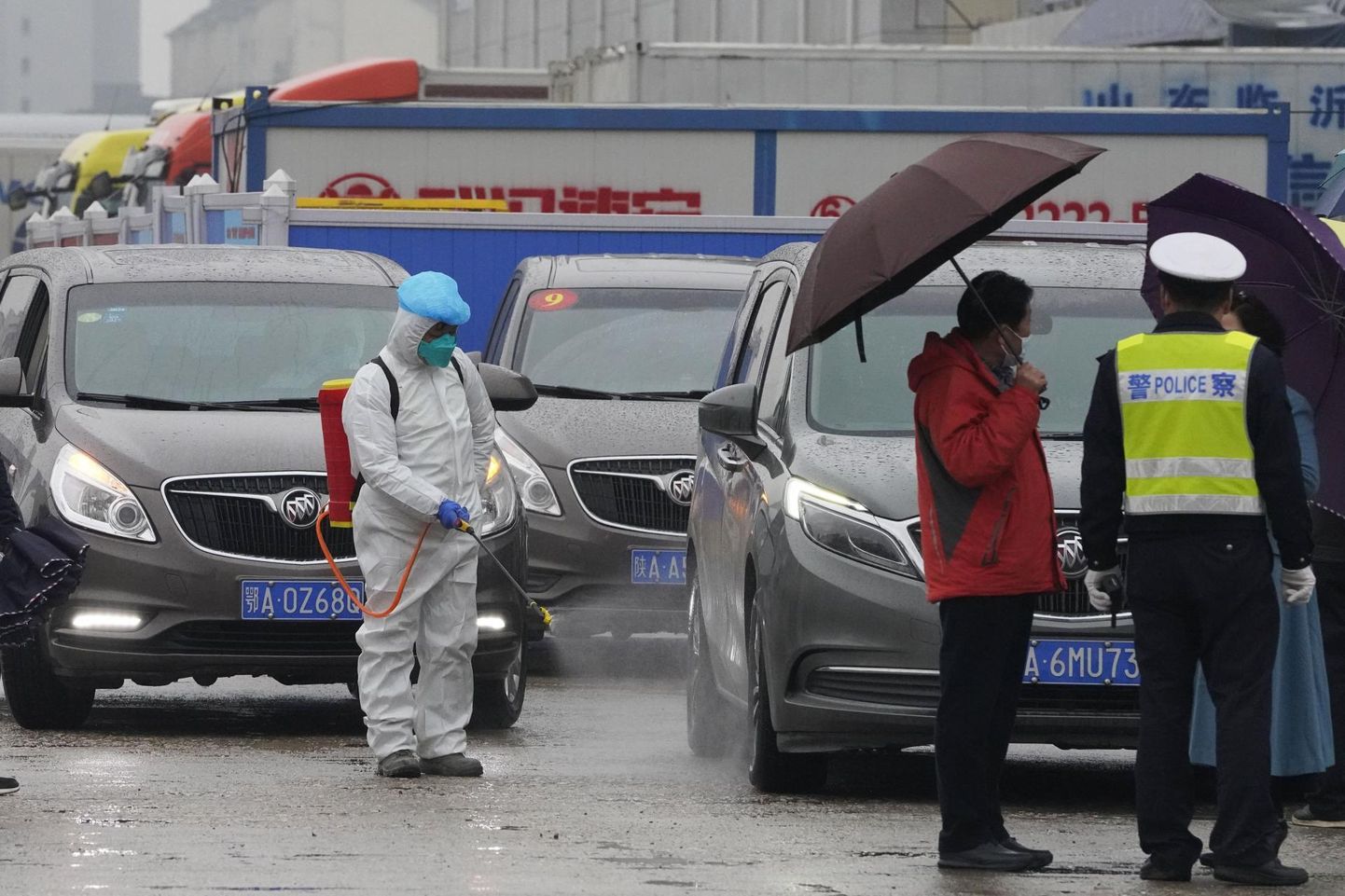 Kaitseriietuses töötaja desinfitseerimas Wuhanis WHO delegatsiooni kasutatud sõidukit. 