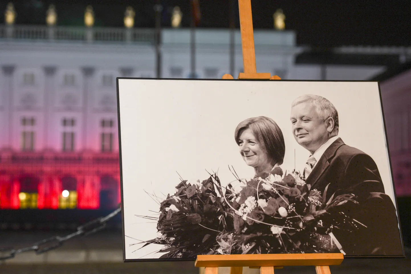 Foto Smolenski lennuõnnetuses hukkunud president Lech Kaczynskist ja tema naisest Mariast Varssavi presidendipalee juures.