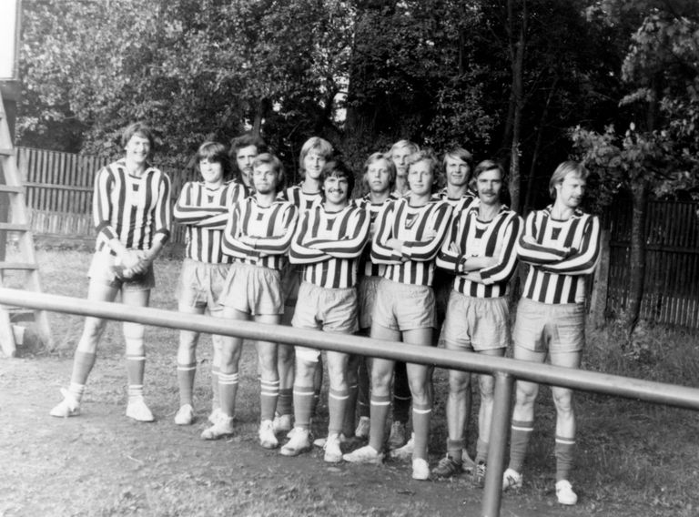 Lõbus suvine vahepala – Kalevi korvpallimeeskond on kehastunud jalgpalluriteks (u 1977).