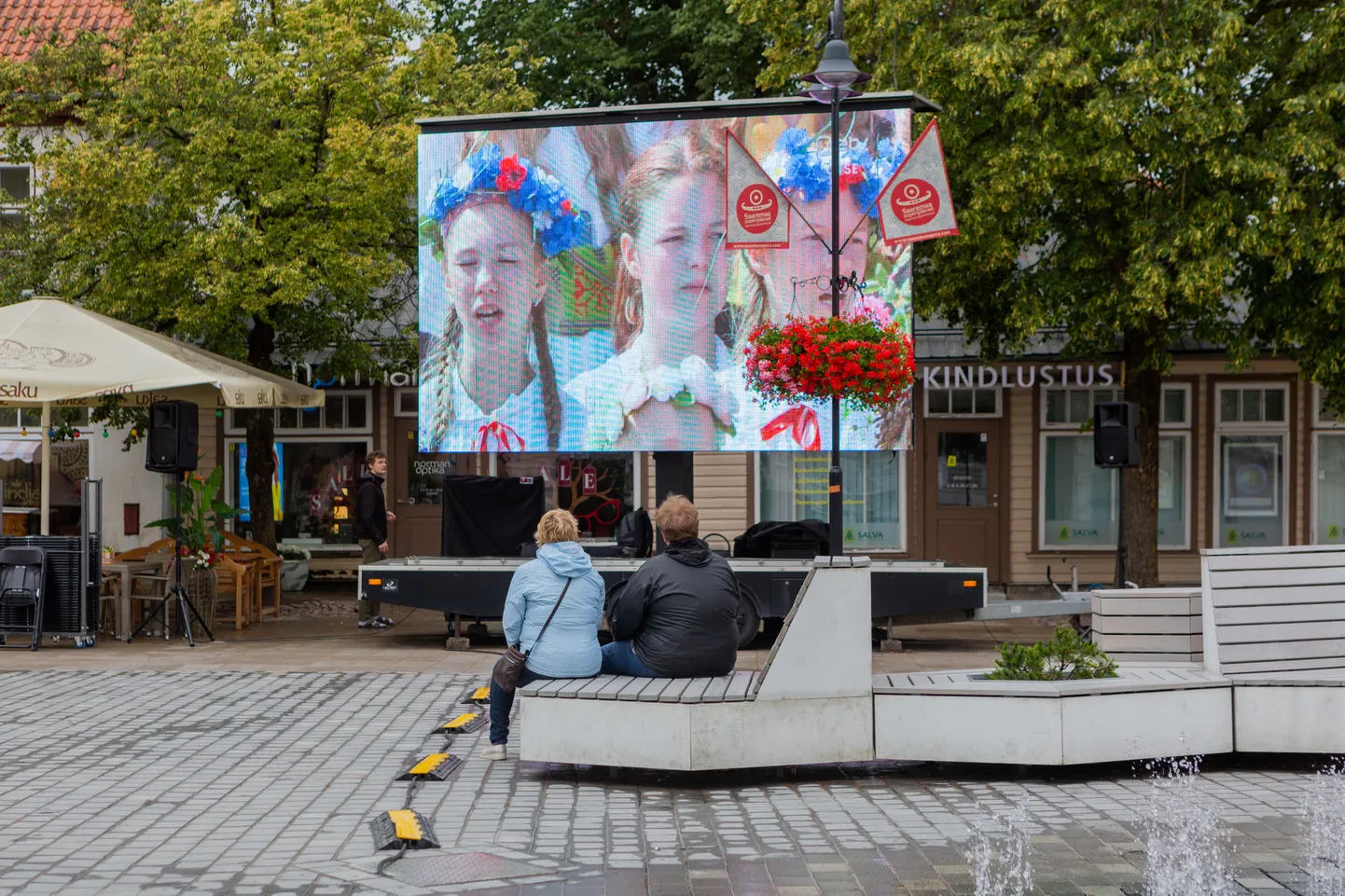 Laulu- ja tantsupeo ühisvaatamine Kuressaare kesklinnas.