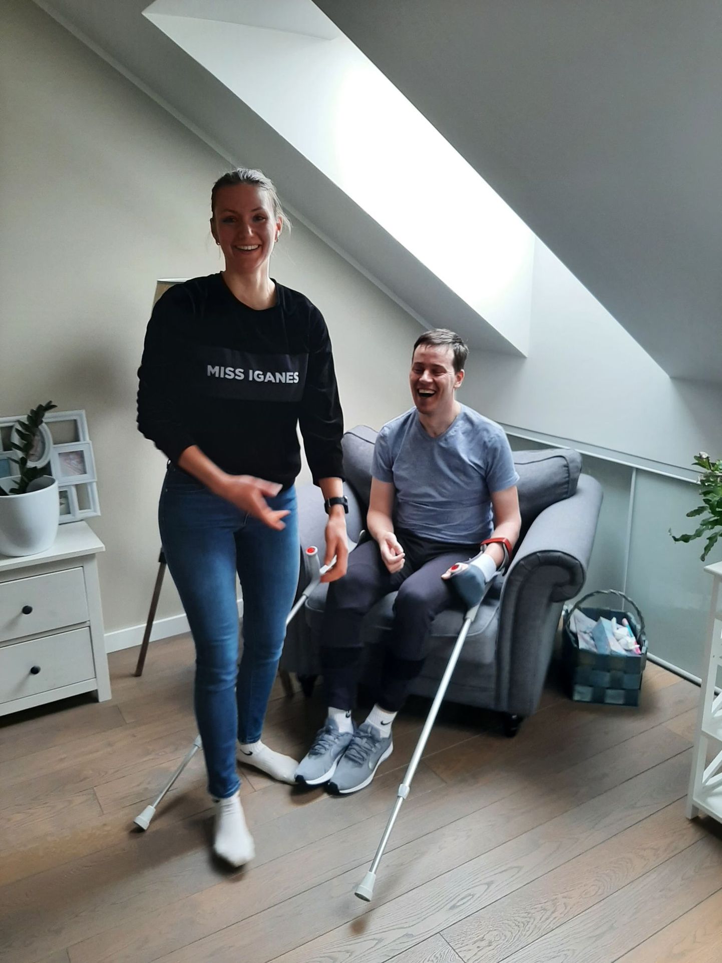 TREPIST ÜLES: Leino käis nädalavahetusel Kuressaare haigla füsioterapeudi Karina Talgi abiga esimest korda üle 21 kuu taas oma kodu teisel korrusel.