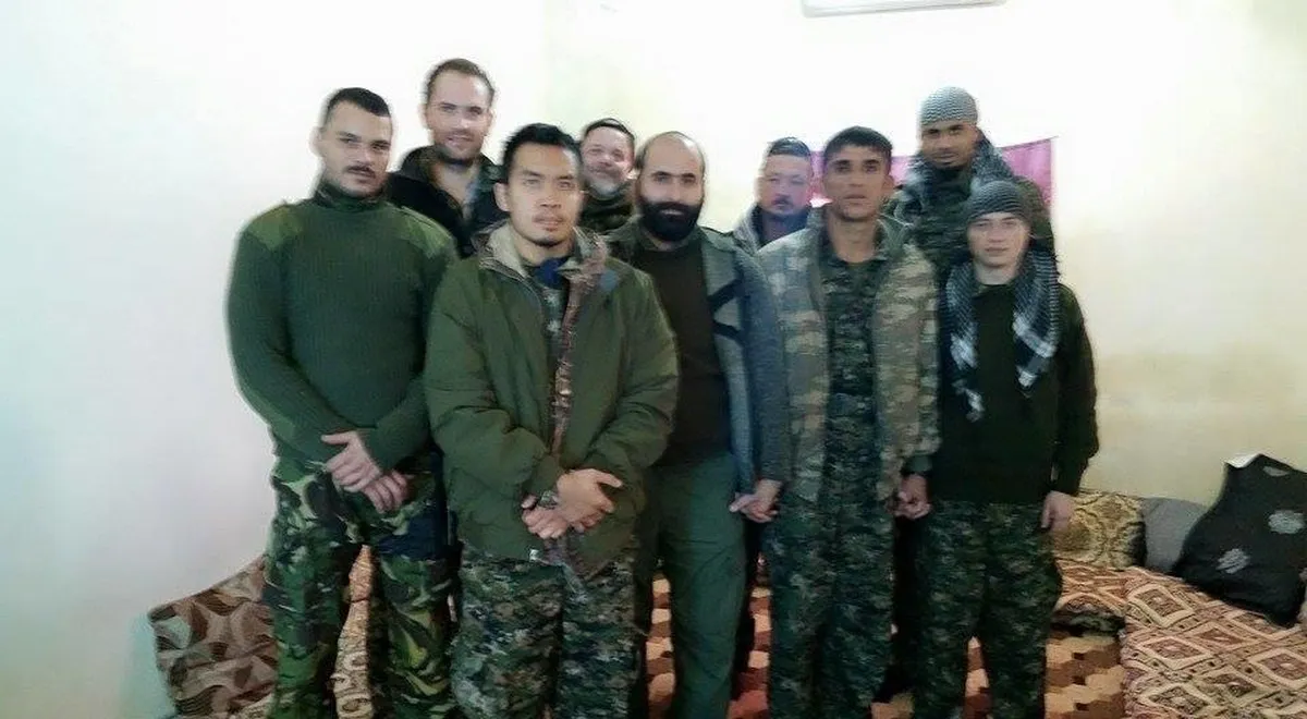 Robert Süürias nn sõduriakadeemias. «Sinna toodi värskelt YPG ridadesse tulnud kurde ja välisvõitlejaid,» ütleb Robert. Vasakult: ameeriklane Richard, inglane, ameeriklane, hollandlane Hans, araablasest tõlk, ameeriklane Jack, kuulipildurist tulistamist õpetanud kurd, ameeriklane, Robert. Esialgu lapssõduriks peetud Robertit ei tahetud kuidagi sõjarindele lasta. Lõpuks sai ka tema oma võimaluse. Robert esireas paremal.