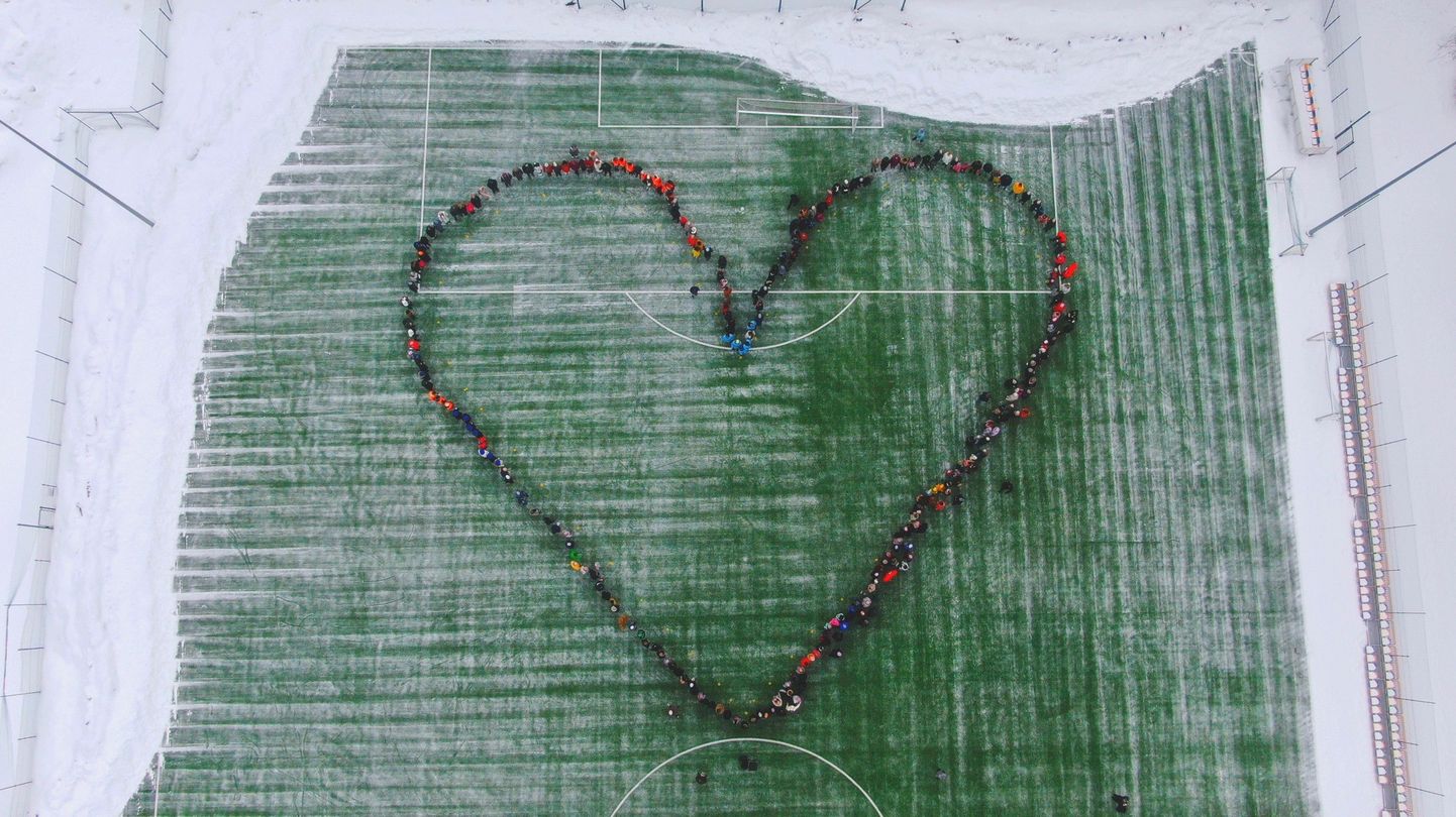 Самое большое сердце Эстонии в прошлом году создали на новом футбольном поле в Кохтла-Ярве.