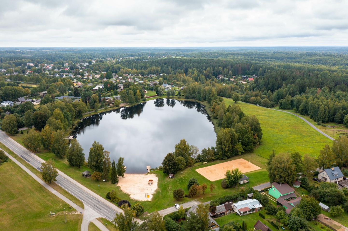 Äri- ja elamumaaks muudetav ala jääb fotol Riiska järvest paremale.