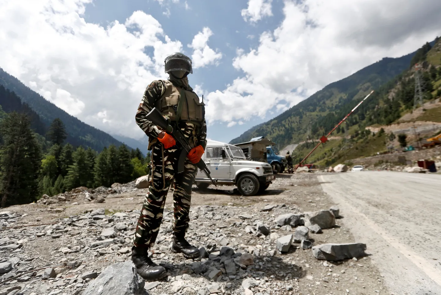 India korrakaitsja kontrollpunktis Ladakhi viival maanteel.