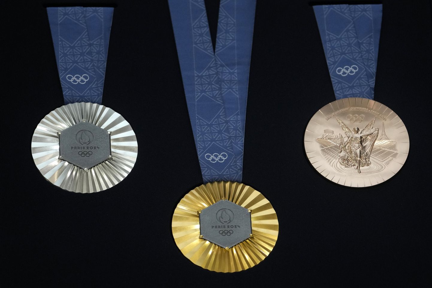 В Париже представили медали, подготовленные для летней Олимпиады - 2024.