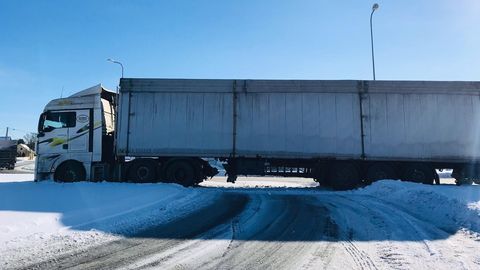 В Норвегии эстонский грузовик вылетел в кювет