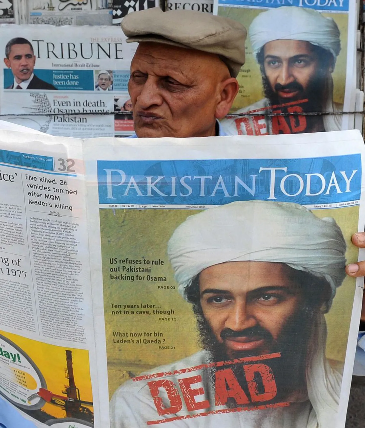 Pakistani mees eile Lahores lugemas ajalehest Osama bin Ladeni surma kohta. USA poliitikud on seadnud kahtluse alla Pakistani võimude väite, nagu oleks bin Ladeni elukoht pealinna lähedal tulnud neile üllatusena.