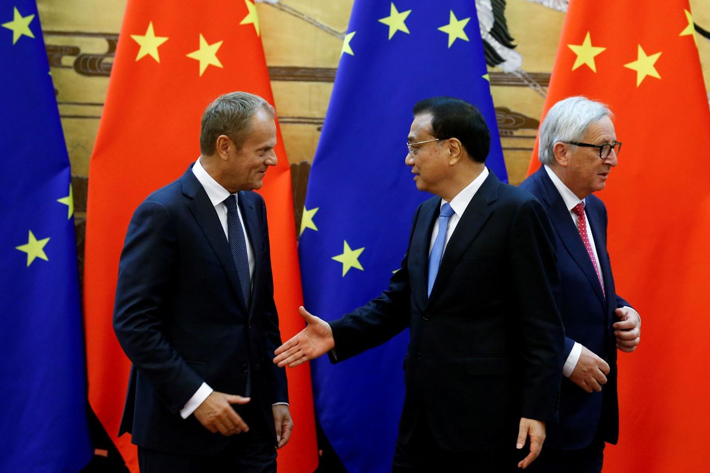 ELi liidunõukogu president Donald Tusk, Hiina peaminister Li Keqiang ja Euroopa Komisjoni president Jean-Claude Juncker mullu juulis Pekingis. 
