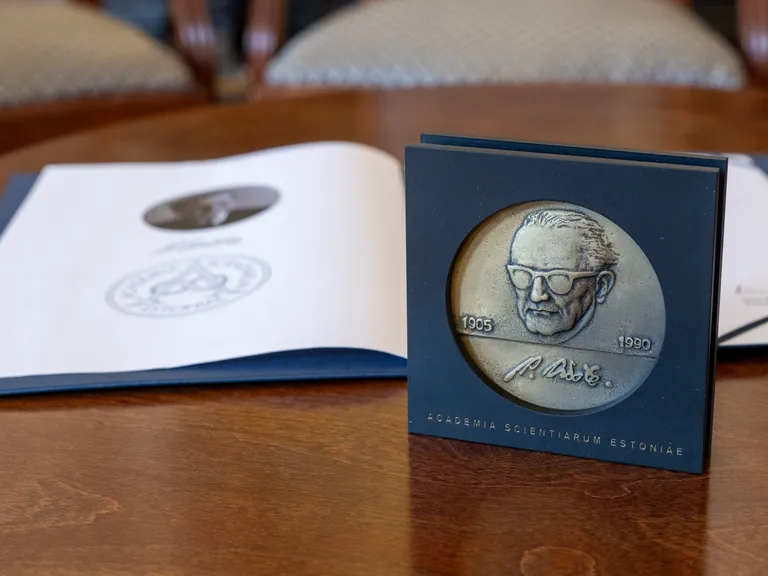 Paul Ariste medal Jaan Puhvelile.