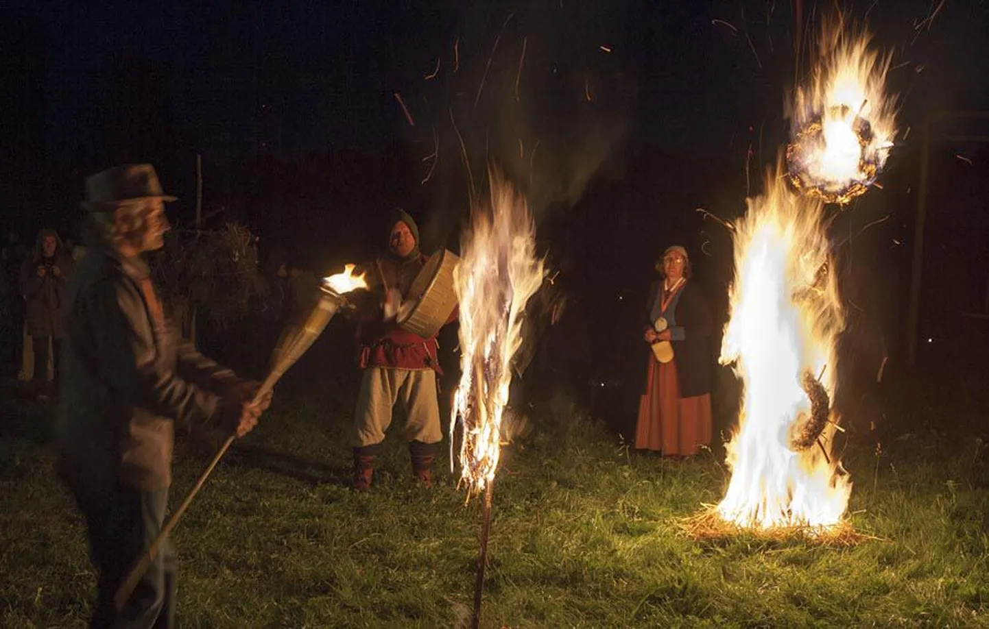 Meefestivali alguseks oli iga Karksi valla küla esindus meisterdanud õlgedest ja puust skulptuuri, mille siis külavanemad pidulikult süütasid. Leegitsevatelt kujudelt sooviti šamaanirütmide saatel õnne ja viljakust. Karksi küla ootas, et maagia aitab tiigid korda teha, ning põletas ära vanatühja kuju, mis pidi külast kõik kurja minema peletama.