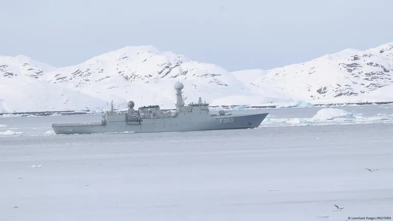 Военный корабль у берегов Гренландии