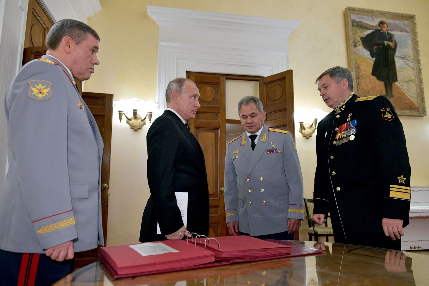 Venemaa president Vladimir Putin (vasakult teine) koos Venemaa kindralstaabi ülema Valeri Gerassimovi (vasakult esimene), kaitseminister Sergei Šoigu (paremalt teine) ja GRU asejuhi viitseadmiral Igor Kostjukoviga.