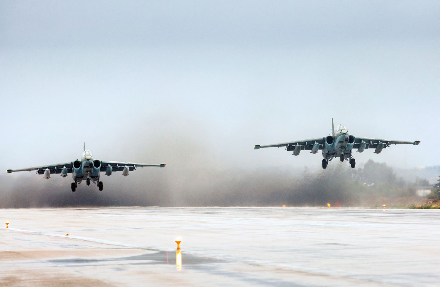 Su-25 lennukid Süürias õhku tõusmas.