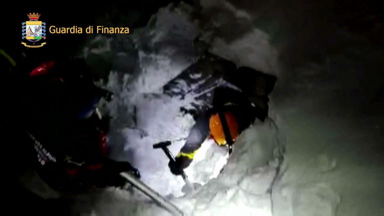 Pilt on tehtud täna öösel, mil päästjad üritasid end läbi lume hotelli sissepääsuni kaevata. Foto: Itaalia politsei/AP/Scanpix