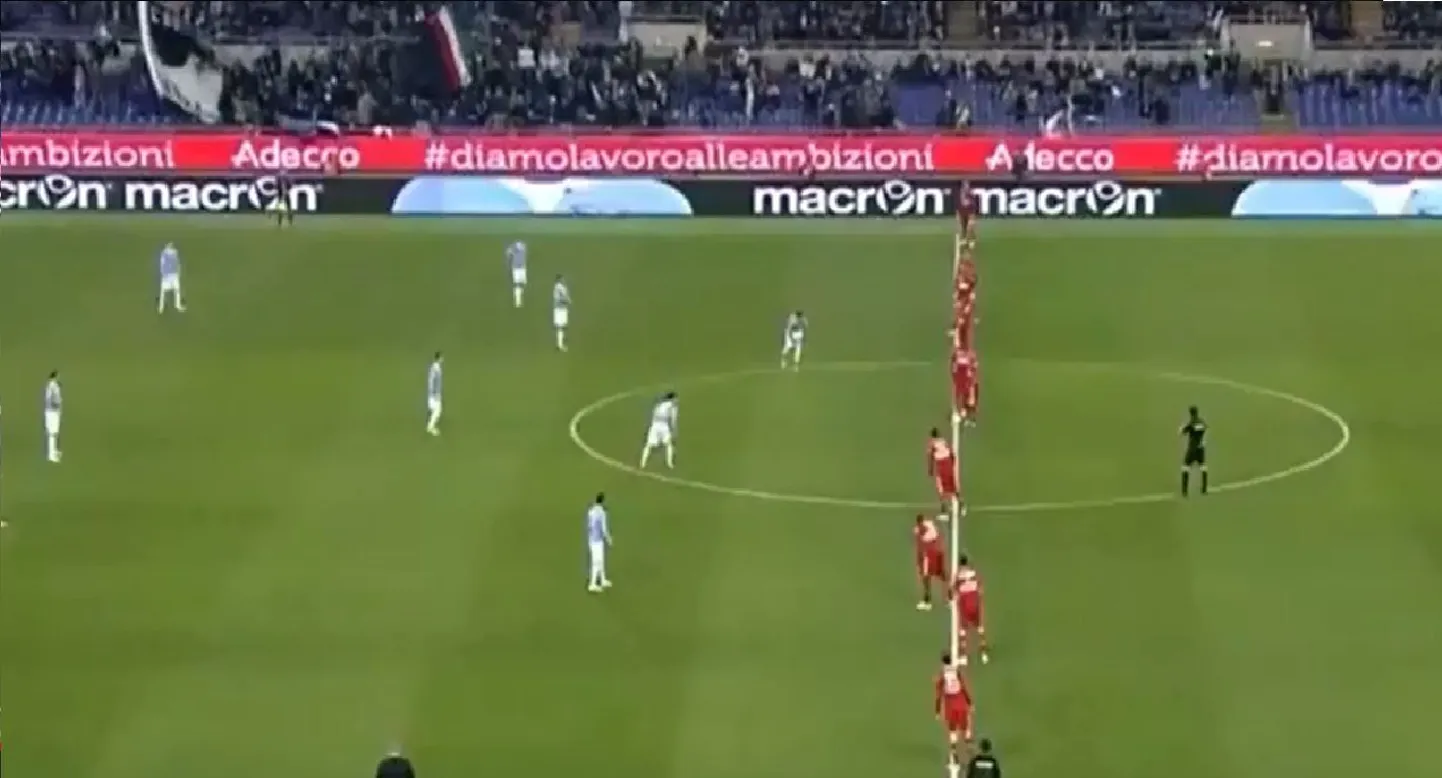 Sampdoria väljakumängijad (punases) olid lahtilöögiks Lazio vastu kogunenud kõik keskjoonele.