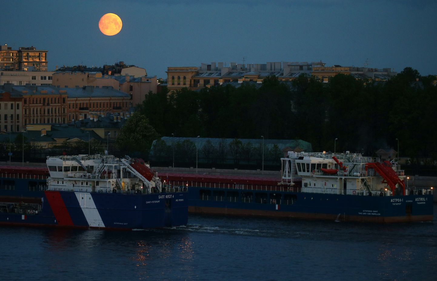 Kuu täna varahommikul Peterburi kohal
