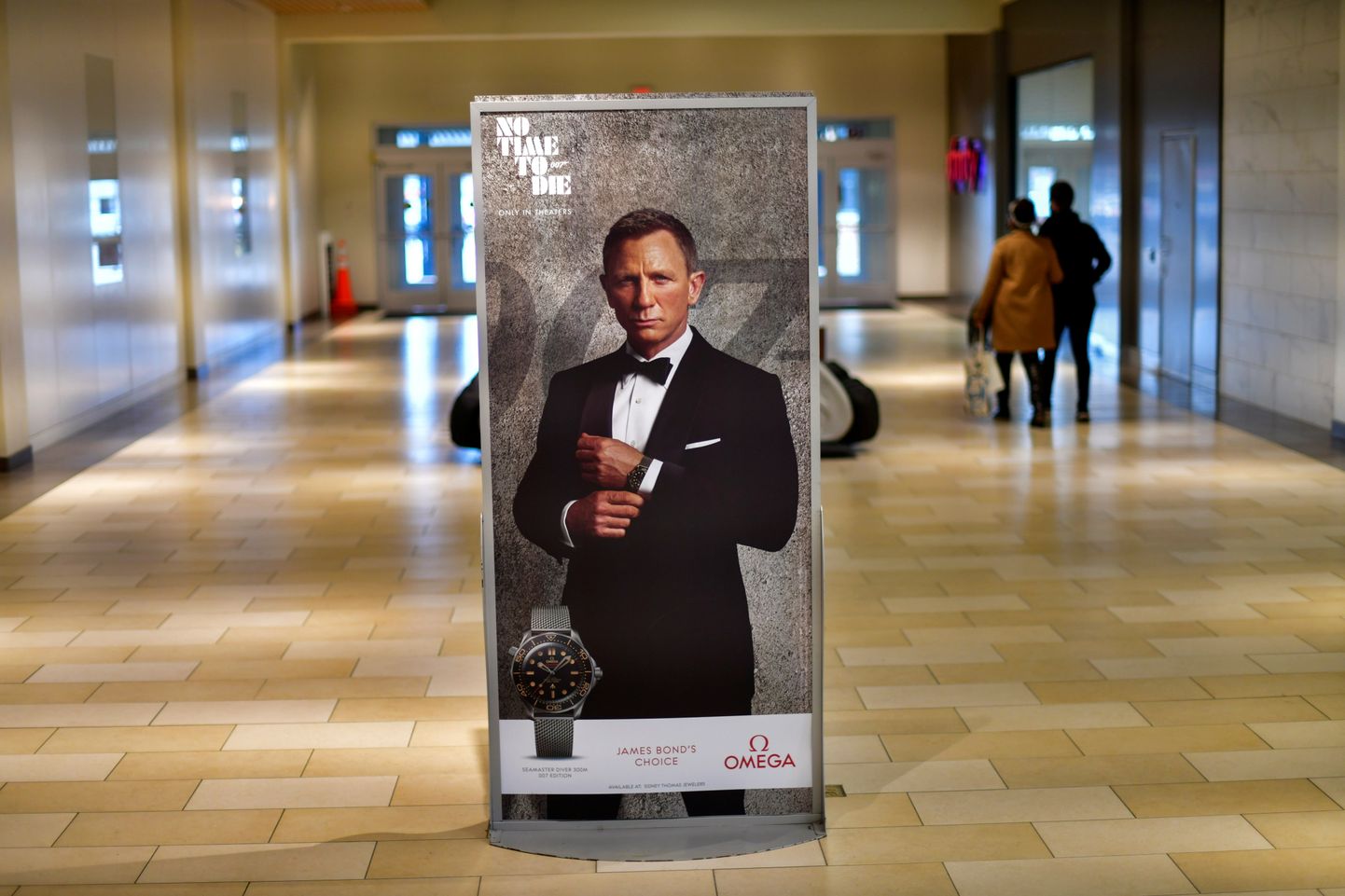 Džeimsa Bonda jaunākās filmas plakāts kādā lielveikalā 2020. gada novembrī.
