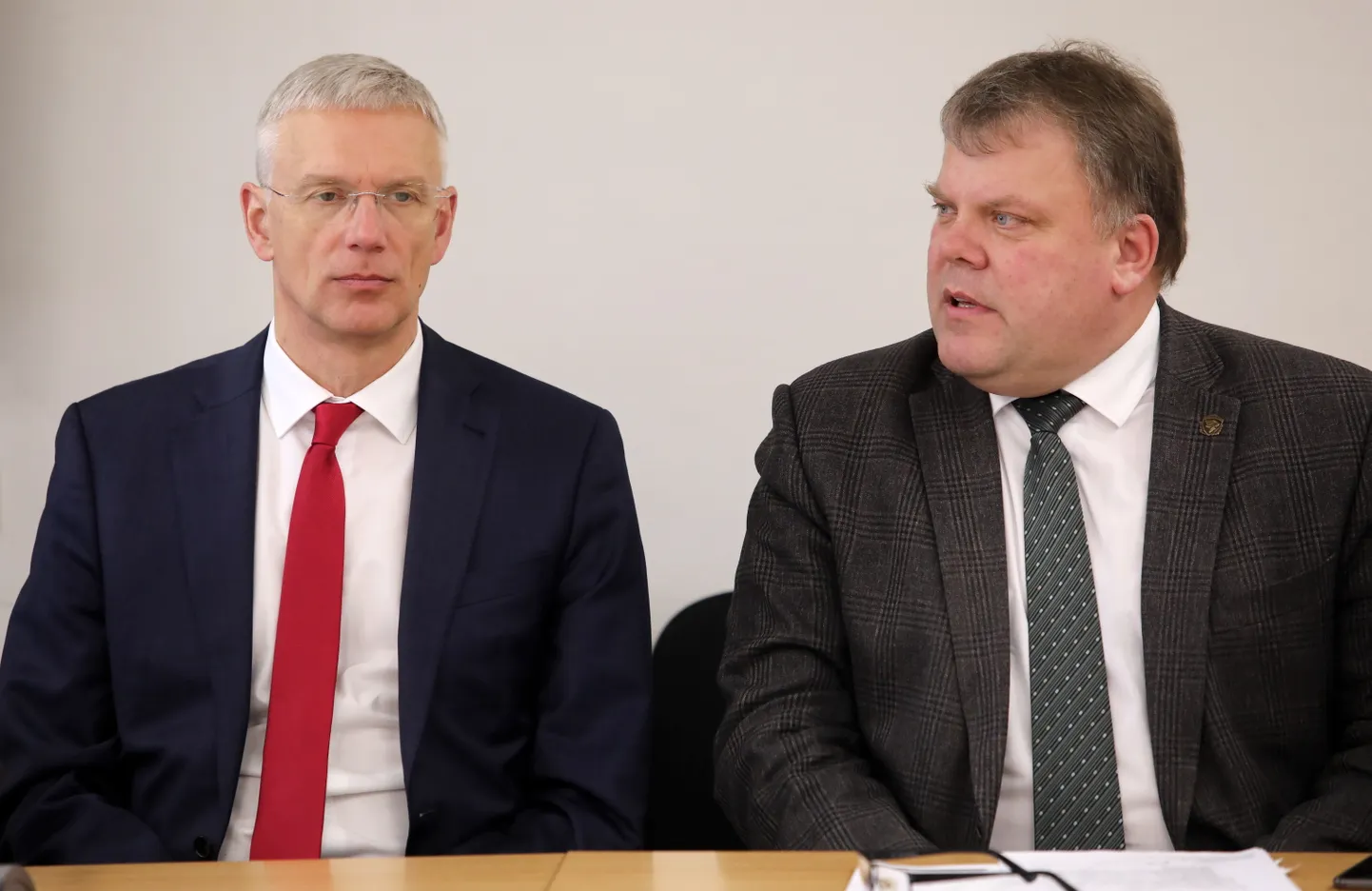 Ministru prezidents Krišjānis Kariņš (no kreisās) un Latvijas Pašvaldību savienības priekšsēdis Gints Kaminskis.