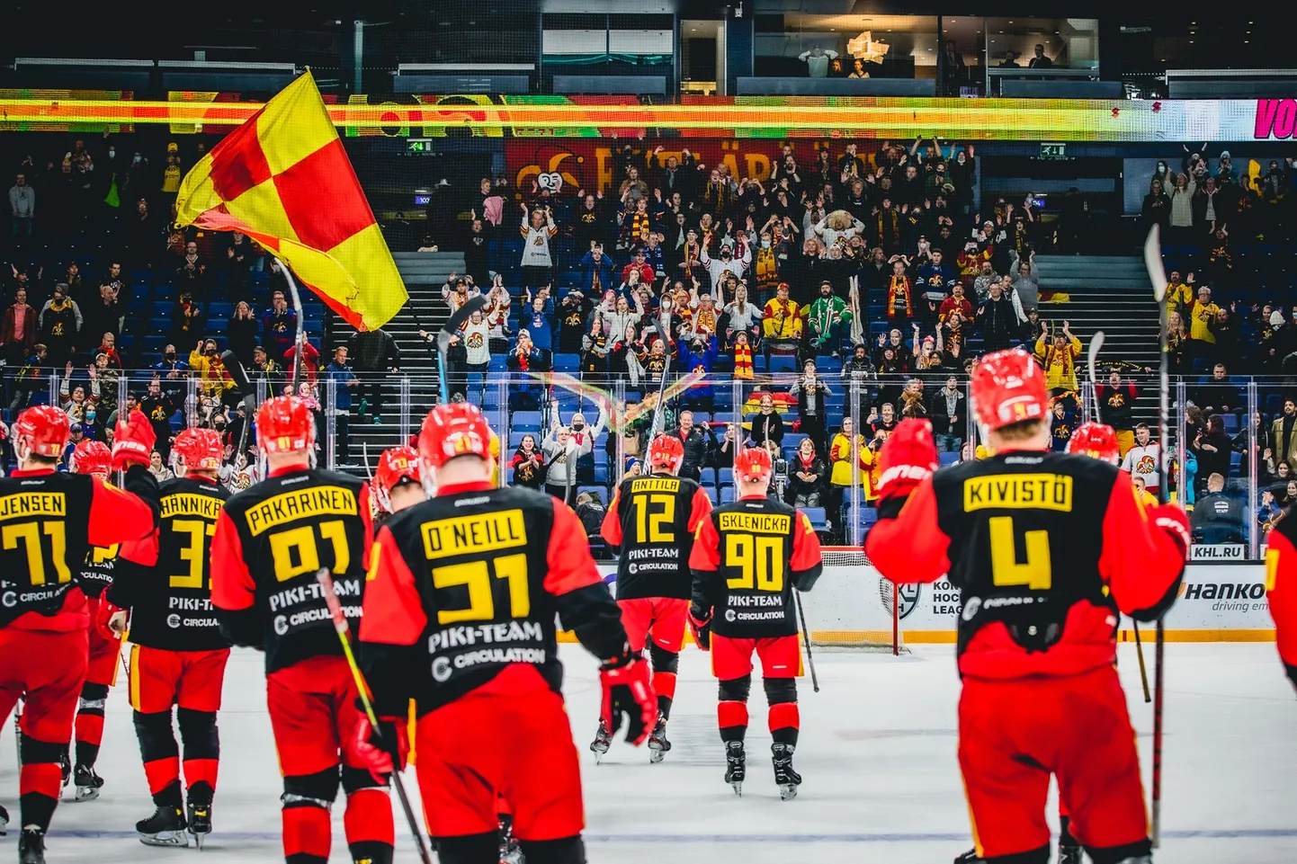Helsinku "Jokerit" komanda un līdzjutēji.