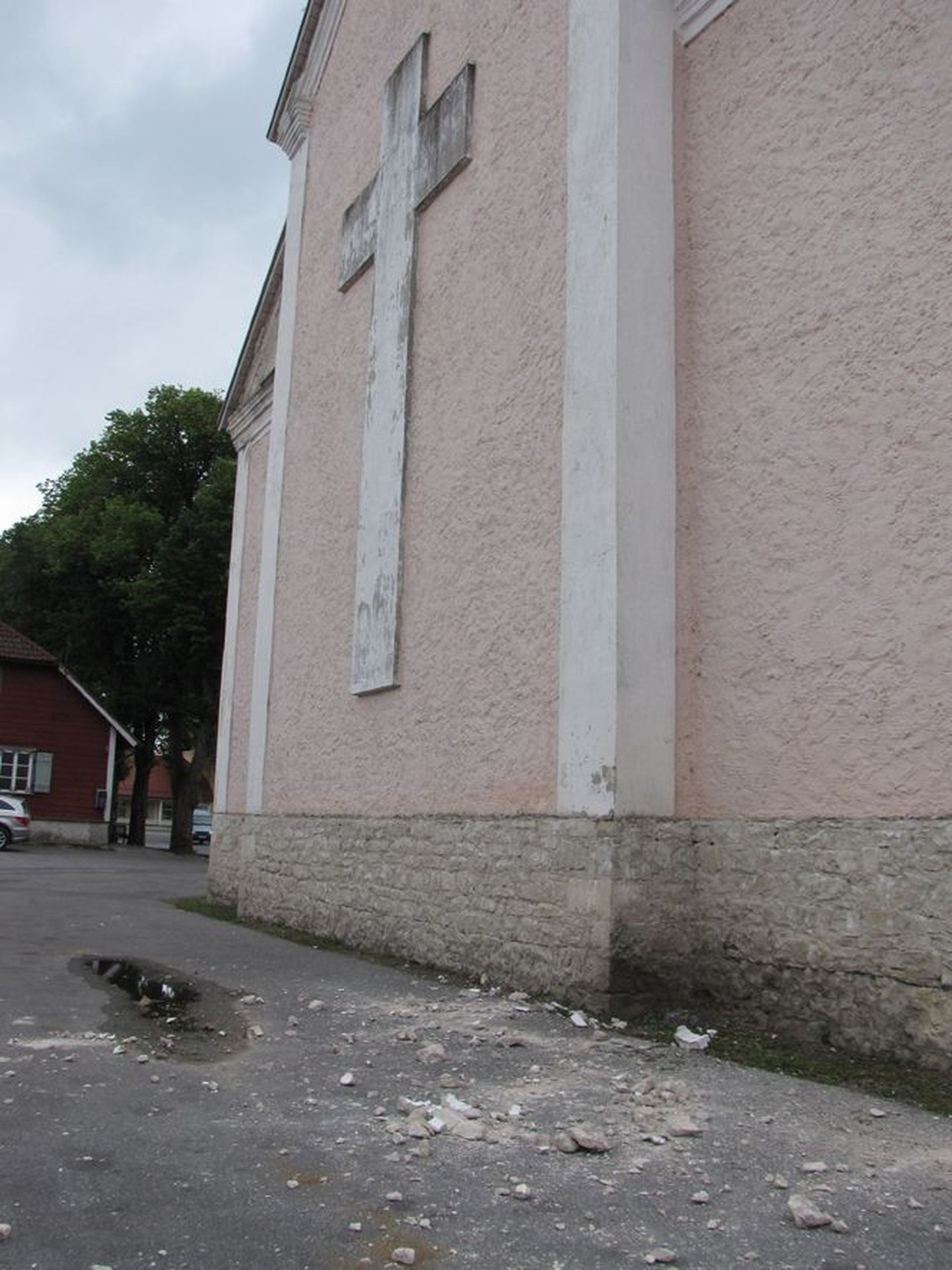 Alles pärast seda, kui sademeveed ja niiskus ei pääse enam Paide kiriku seinu rikkuma, võivad alata välis- ja siseviimistlustööd, mille käigus asendub praegune roosa välisvärv valgega.