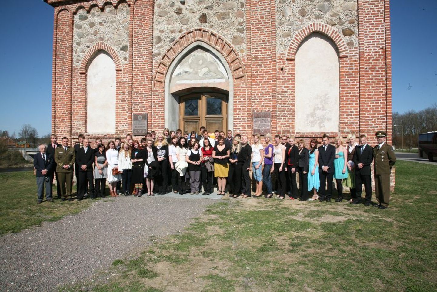 Kursuse lõpetanud Sütevaka humanitaargümnaasiumi ja Ülejõe gümnaasiumi õpilased koos aktusest osavõtjatega.