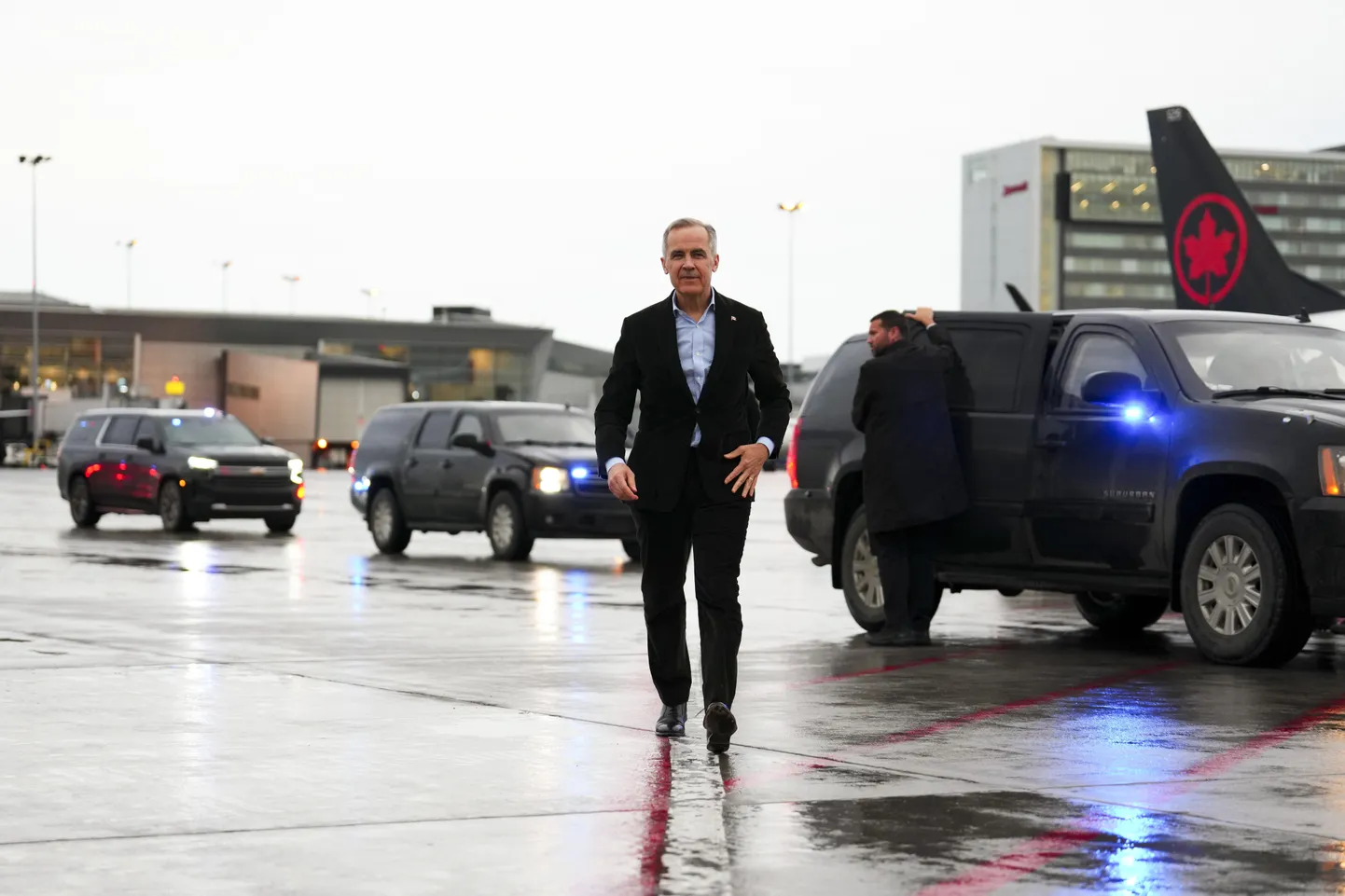 Kanada peaminister Mark Carney Montreali lennujaamas teel Pariisi.