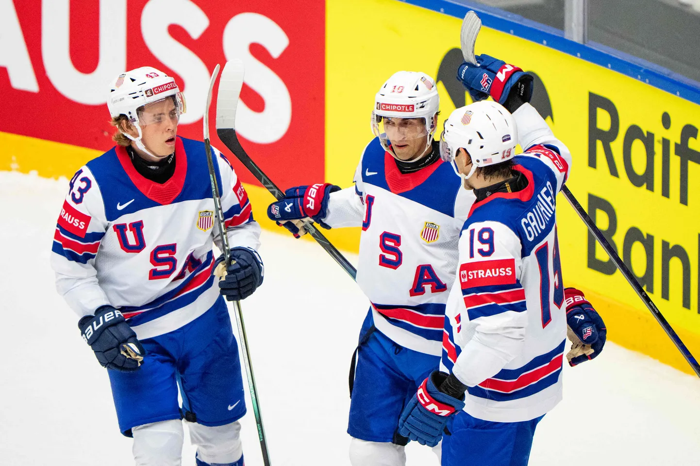 USA jäähokikoondis võeti Taanis vastu vilekooriga.
