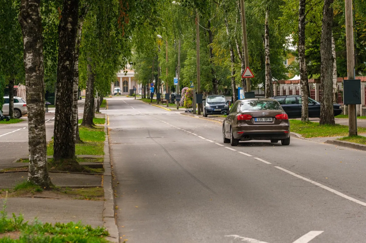Lapsed kaunistavad Pärnu Supeluse tänava kriidijoonistustega.