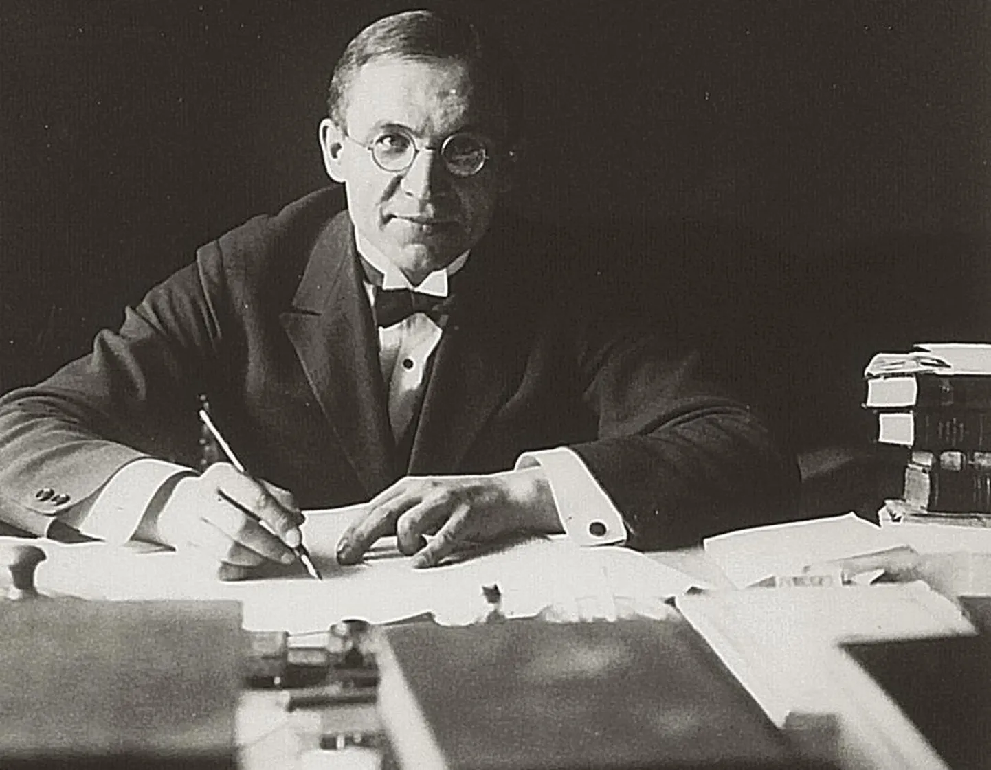 Professor Jüri Uluots oma kabinetis. 1930ndate algus.