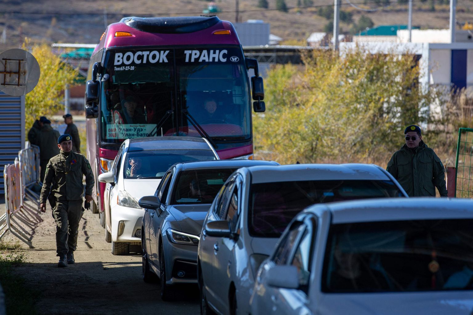 Монгольские пограничники проверяют автомобили и автобусы, прибывающие из России, на пограничном переходе Алтанбулаг. Россияне бегут даже в Монголию после объявления частичной мобилизации.