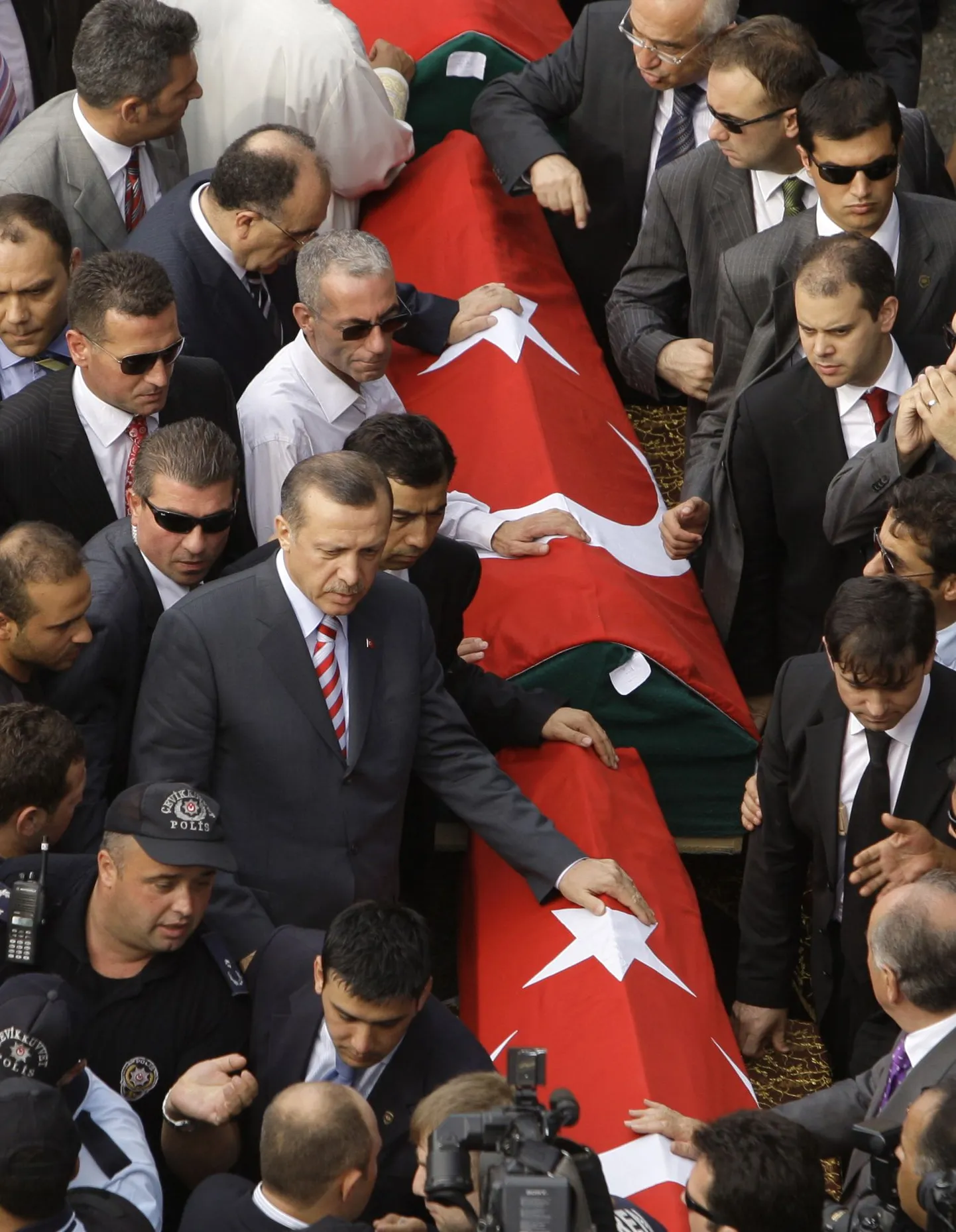 Türgi peaminister Recep Tayyip Erdogan Istambuli pommiplahvatuses hukkunud inimeste matustel.