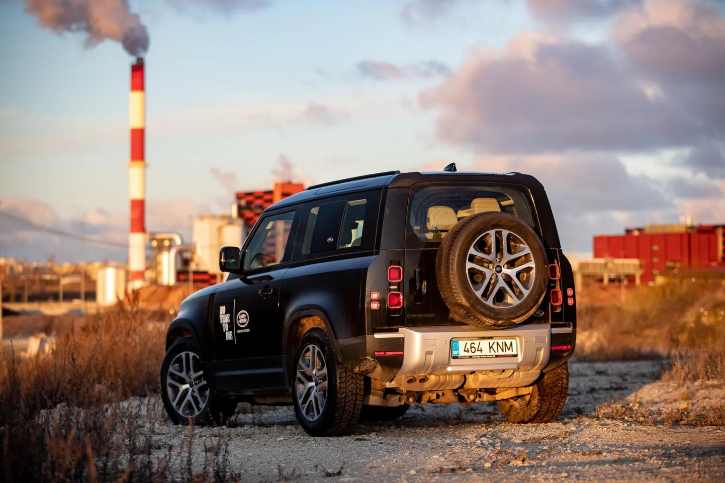 Vähem metalli teeb auto soodsamaks? Jah, ühe korraliku pruugitud sõiduki jagu: viiekohaline lühike Defender maksab minimaalselt 57 800 € (D250), sarnane pikk aga 70 800 €.