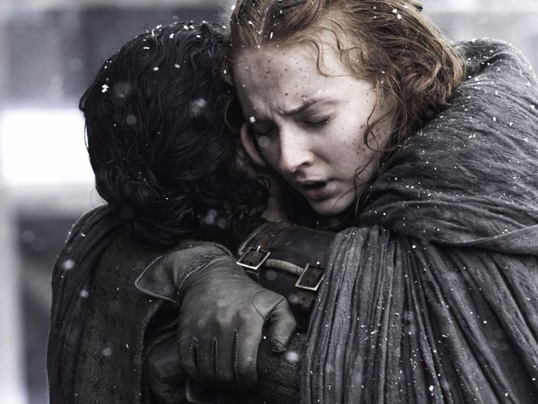 Sansa Starki (Sophie Turner) ja Jon Snow (Kit Harington) kallistus