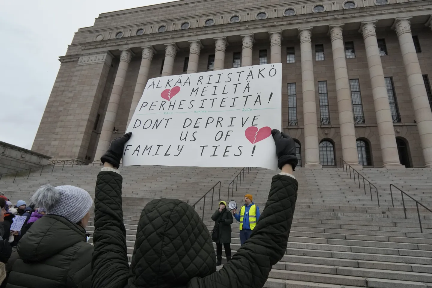 Люди, большинство из которых являются этническими русскими, собрались перед зданием парламента Финляндии в знак протеста против закрытия пунктов пересечения границы с Россией. Хельсинки, Финляндия, 18 ноября 2023 года.