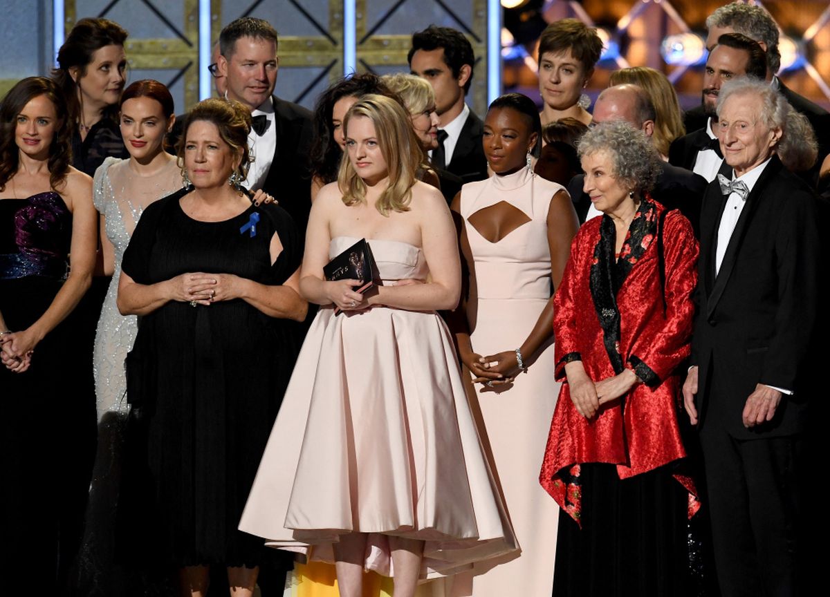 Seriāla "Kalpones stāsts" aktieri un rakstniece Mārgareta Atvuda "Emmy" ceremonijā 2017.gadā