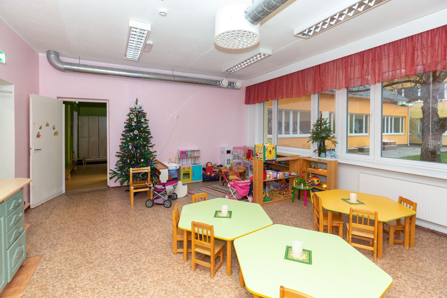 Väljast renoveeritud Männimäe lasteaias ootab veel mitu ruumi põhjalikku remonti.