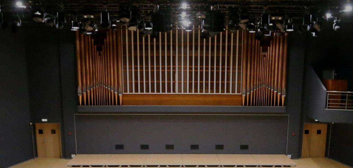 Kontserdimaja lava tagaseina kaunistavad viled. Oreli mängupult asub rõdul (pildil paremal).