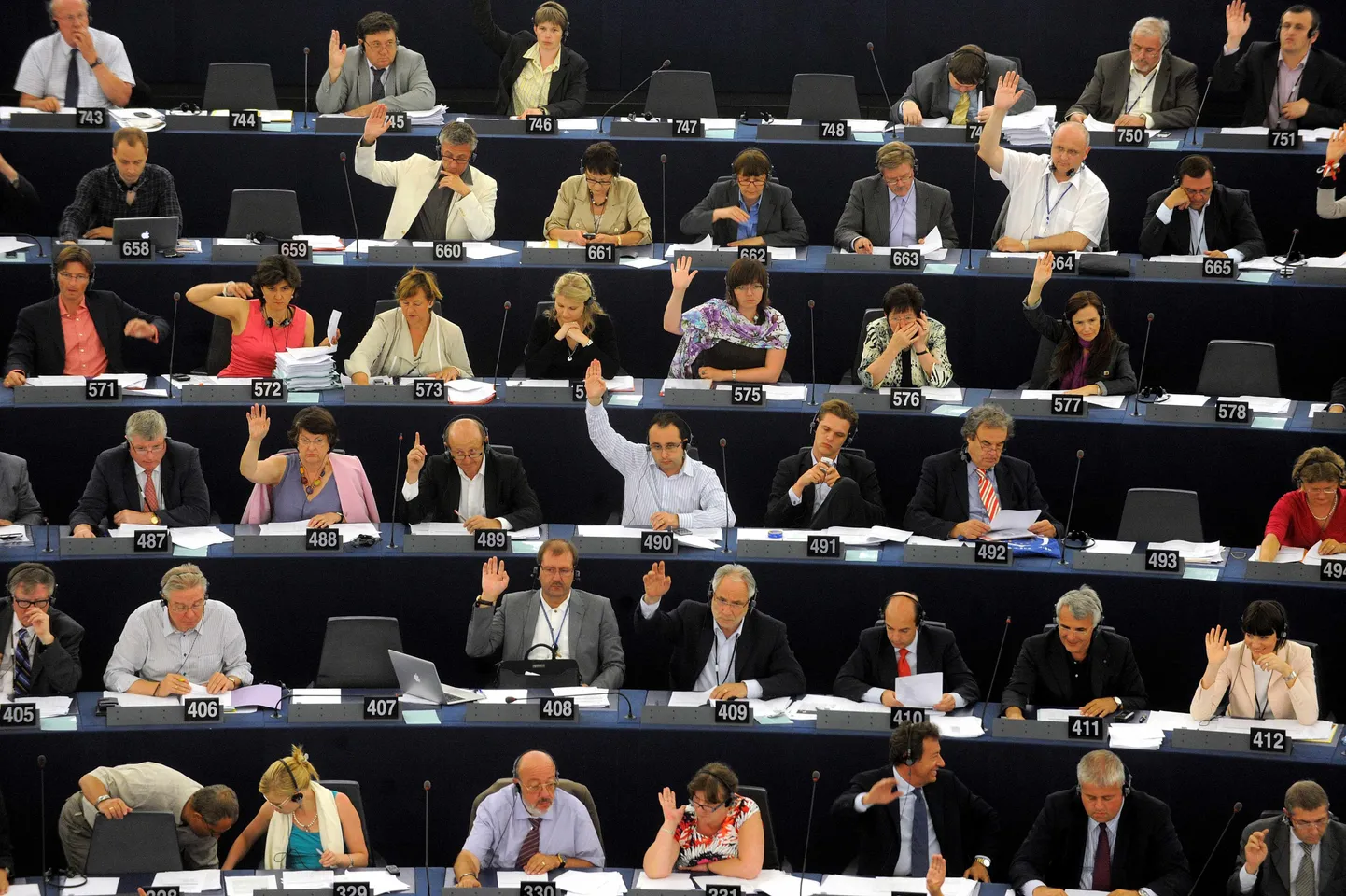 Euroopa Parlamendi saadikud Strasbourgis kiitmas heaks SWIFT II kokkulepet.