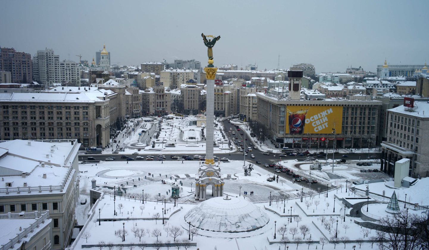 Talviselt lumine Iseseisvuse väljak ehk Maidan Kiievi kesklinnas.