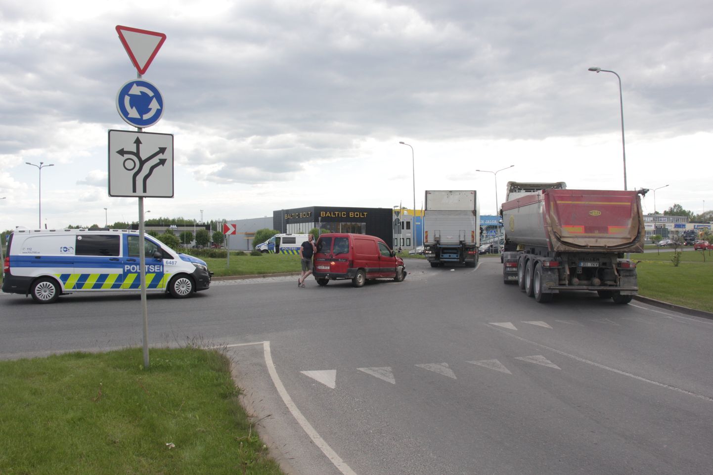 Täna kella 16 ajal põrkasid Tartu linnas Ringtee tänav 43b juures kokku sõiduauto ja veoauto.