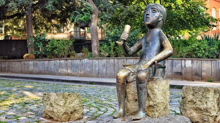 Tamadas profesijai veltīta skulptūra Tibilisi