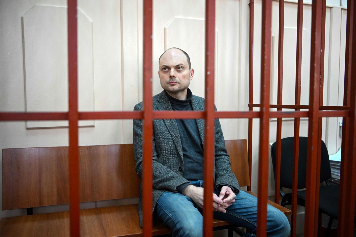 Venemaa opositsiooniaktivist Vladimir Kara-Murza oktoobris 2022 istumas Moskvas Basmannõi kohtus toimunud istungil süüdistatavate puuris pingil.