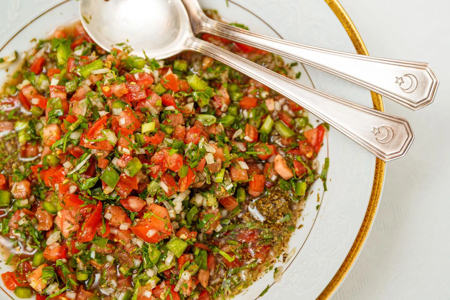Tomatisalat, kus ühe maitsenüansi annab granaatõunasiirup.