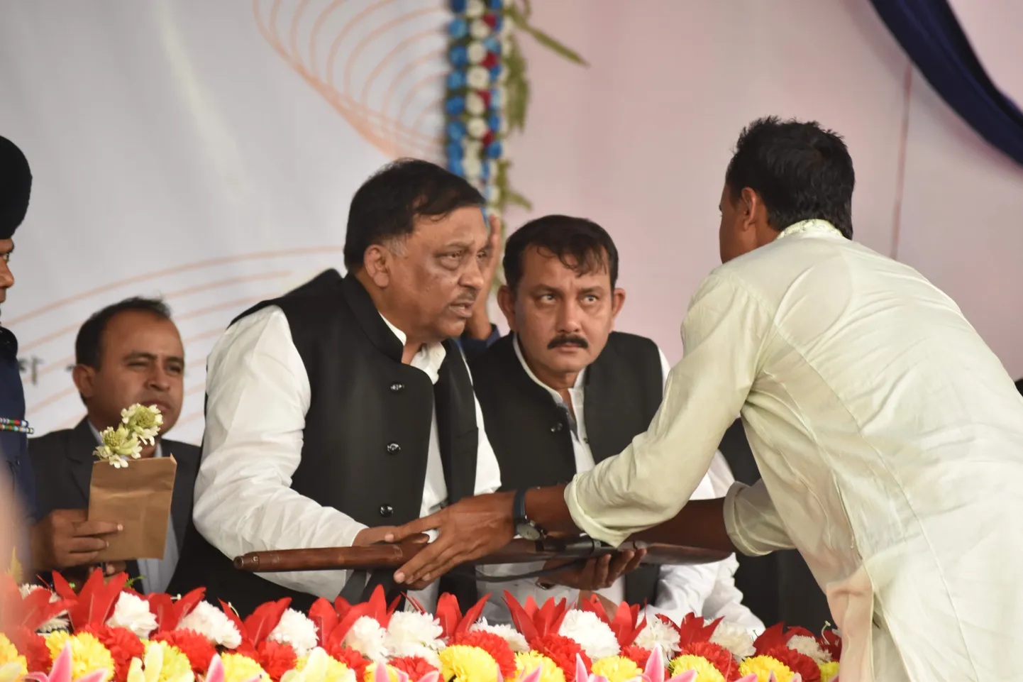 Bangladeshi piraadid siseminister Asaduzzaman Khanile relvi loovutamas.