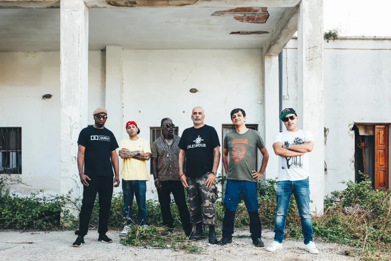 Всемирно известный коллектив "Asian Dub Foundation" 21 сентября в 16.00 даст бесплатный концерт в Нарвской Венеции, чтобы привлечь внимание к глобальной климатической забастовке.