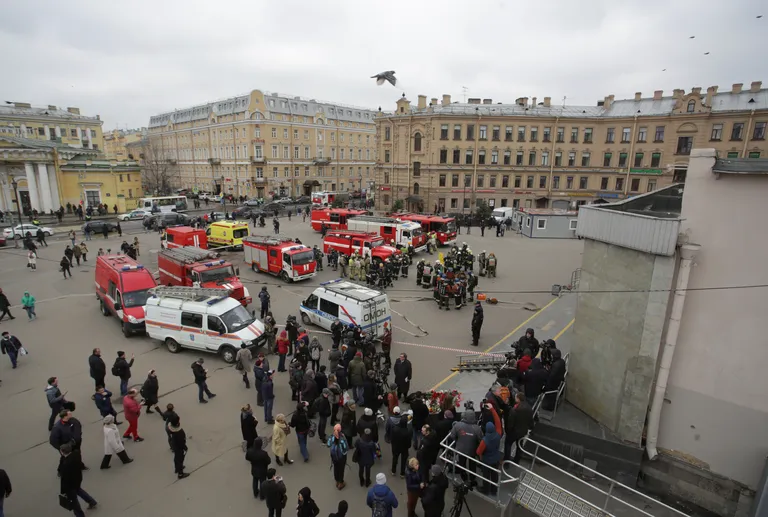 Pääste- ja julgeolekutöötajad mullu pommiähvarduse saanud Peterburi Sennaja Plošadi metroopeatuse juures.